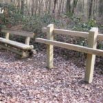 Assis debout – Accompagné d’un banc