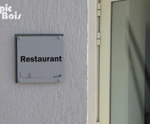Signalétique touristique - Plaque de porte - Accueil Restaurant - Fabrication PIC BOIS