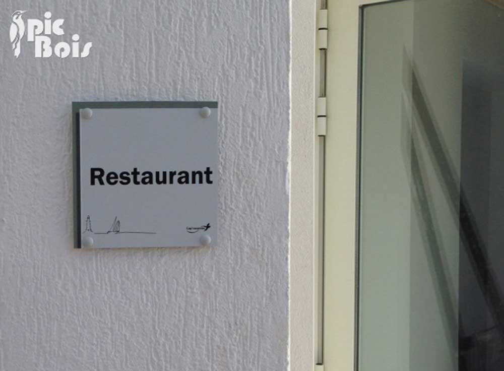 Signalétique touristique - Plaque de porte - Accueil Restaurant - Fabrication PIC BOIS