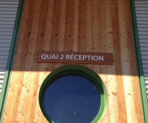 Signalétique touristique - Enseigne murale - Quai réception - Fabrication PIC BOIS