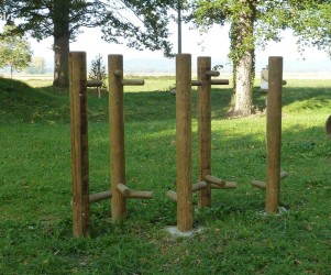 Signalétique touristique - Jeu ludo-sportif - Jeu échasses - Fabrication PIC BOIS