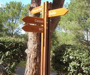 Signalétique touristique - Directionnel sentier - Aire d'accueil - Fabrication PIC BOIS