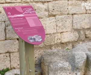 Signalétique touristique - Table de lecture - Pierres du château - Fabrication PIC BOIS