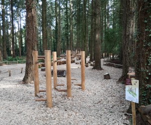 Signalétique touristique - Jeu ludo-sportif - Le jeu des échasses - Fabrication PIC BOIS