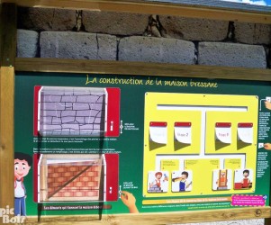 Signalétique touristique - Mobilier interactif - Maisons bressanes - Fabrication PIC BOIS