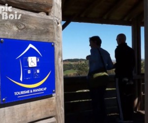Signalétique touristique - Enseigne murale - Tourisme et handicap - Fabrication PIC BOIS