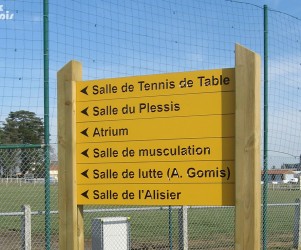 Signalétique touristique - Directionnel piéton - Complexe sportif - Fabrication PIC BOIS