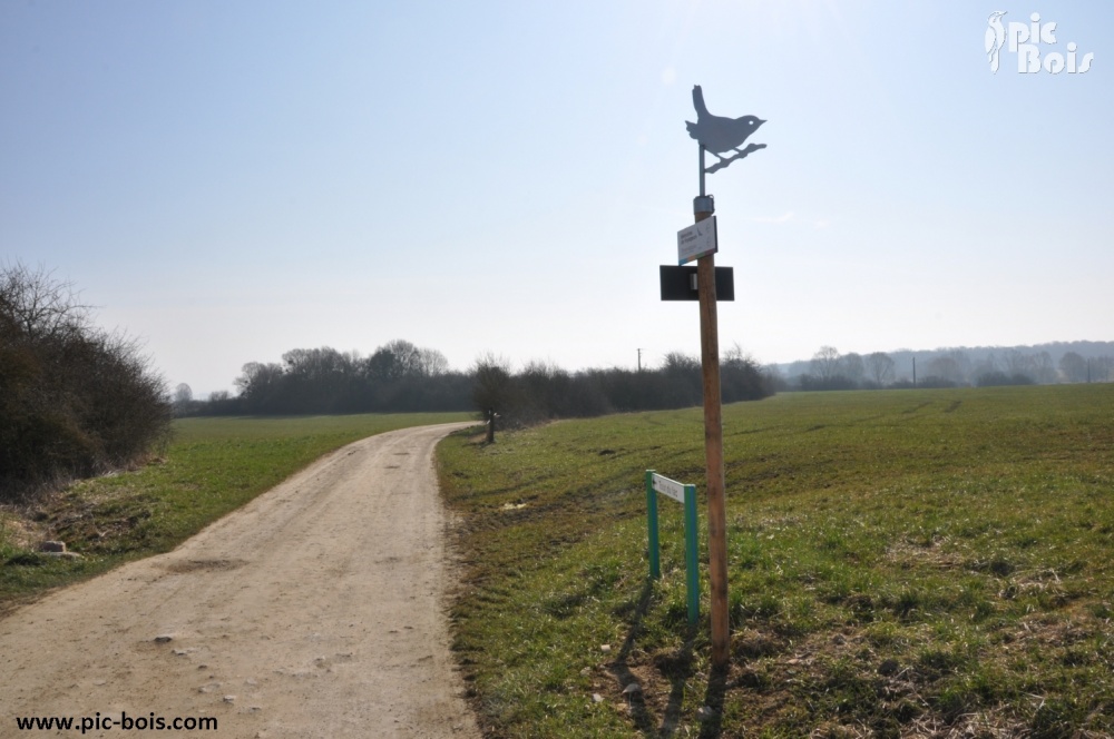 Signalétique touristique - Directionnel sentier - Découpe oiseau - Fabrication PIC BOIS