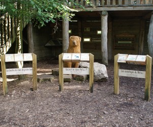 Signalétique touristique - Mobilier interactif - BQR Chien Patou - Fabrication PIC BOIS