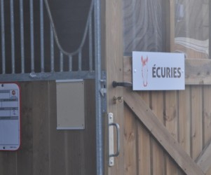Signalétique touristique - Enseigne murale - Ecuries SPA - Fabrication PIC BOIS