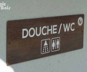 Signalétique touristique - Plaque de porte - Sanitaires - Fabrication PIC BOIS