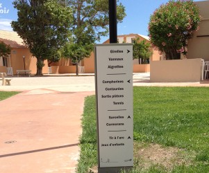 Signalétique touristique - Panneau directionnel - Village vacances - Fabrication PIC BOIS