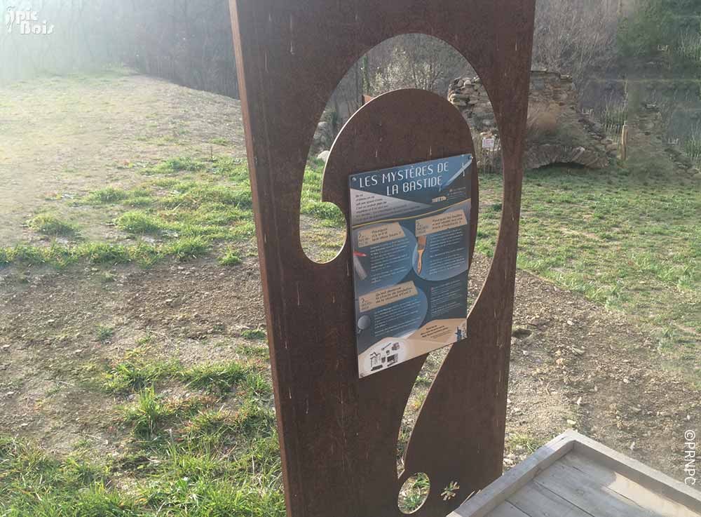 Signalétique touristique - Totem - Les mystères de la Bastide - Fabrication PIC BOIS