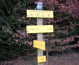 72-sable-sur-sarthe-fleches-directionnelles-directionnel-ffrandonnee.jpg Signalétique touristique - Directionnel sentier - FFRandonnée - Fabrication PIC BOIS