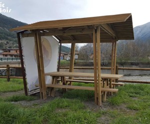 73-bramans-tables-abris-avec-bache-repere.jpg Signalétique touristique - Table de pique-nique - Bâche décorée - Fabrication PIC BOIS