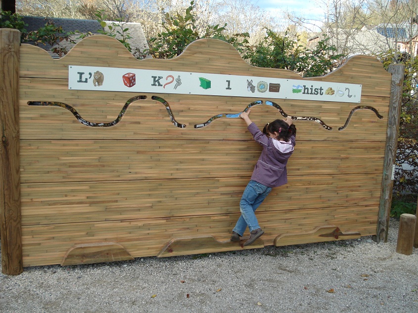 Signalétique touristique - Jeu ludo-sportif - Rebus sur traversée - Fabrication PIC BOIS