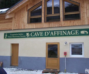Signalétique touristique - Enseigne murale - Cave d'affinage - Fabrication PIC BOIS