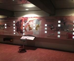 73-planay-vitrines-lumineuses-vitrine-eclairee.jpg Signalétique touristique - Présentoir - Matières premières - Fabrication PIC BOIS