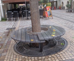 Signalétique touristique - Banc - Asymétrique autour d'un arbre - Fabrication PIC BOIS