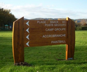 Signalétique touristique - Directionnel piéton - Base de plein air - Fabrication PIC BOIS