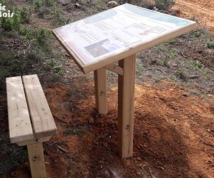 83-cc-provence-verdon-tables-de-dessin-table-de-dessin-et-banc-en-robinier-panneau-en-inclusion.jpg Signalétique touristique - Station de dessin - Table de dessin - Fabrication PIC BOIS