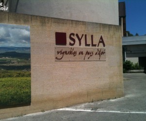 Signalétique touristique - Enseigne murale - Vignoble Sylla - Fabrication PIC BOIS