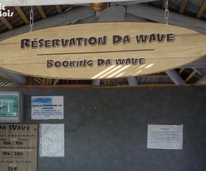 Signalétique touristique - Enseigne murale - Planche de surf - Fabrication PIC BOIS