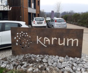 picbois – Enseigne – Entrée de bureaux 73-Karum Signalétique touristique - Enseigne - Entrée de bureaux - Fabrication PIC BOIS