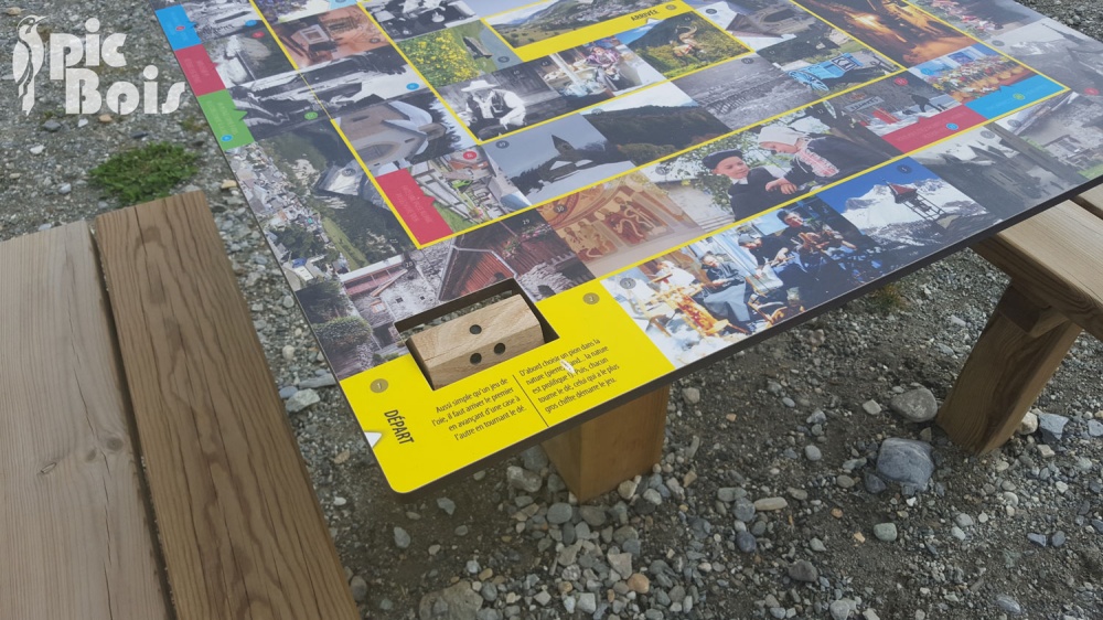 Signalétique touristique - Table de jeu -Table de jeu et dé - Fabrication PIC BOIS