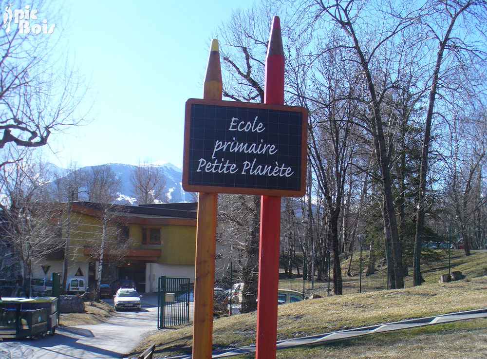 Signalétique touristique - Panneau école - Ecole maternelle - Fabrication PIC BOIS