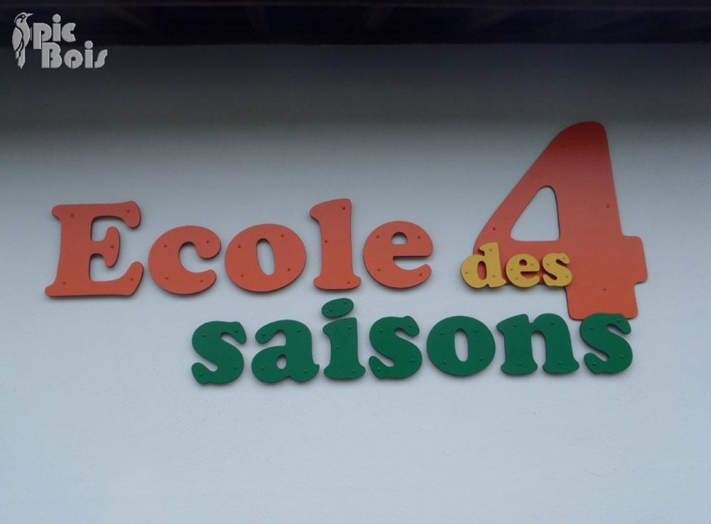 Signalétique touristique - Panneau école - École des 4 saisons - Fabrication PIC BOIS