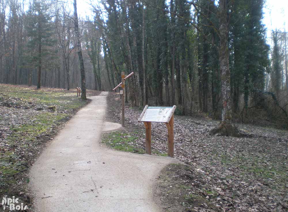 01-belley-tables-de-lecture-ensemble-rothonne.jpg Signalétique touristique - Table de lecture - Informations forêt - Fabrication PIC BOIS