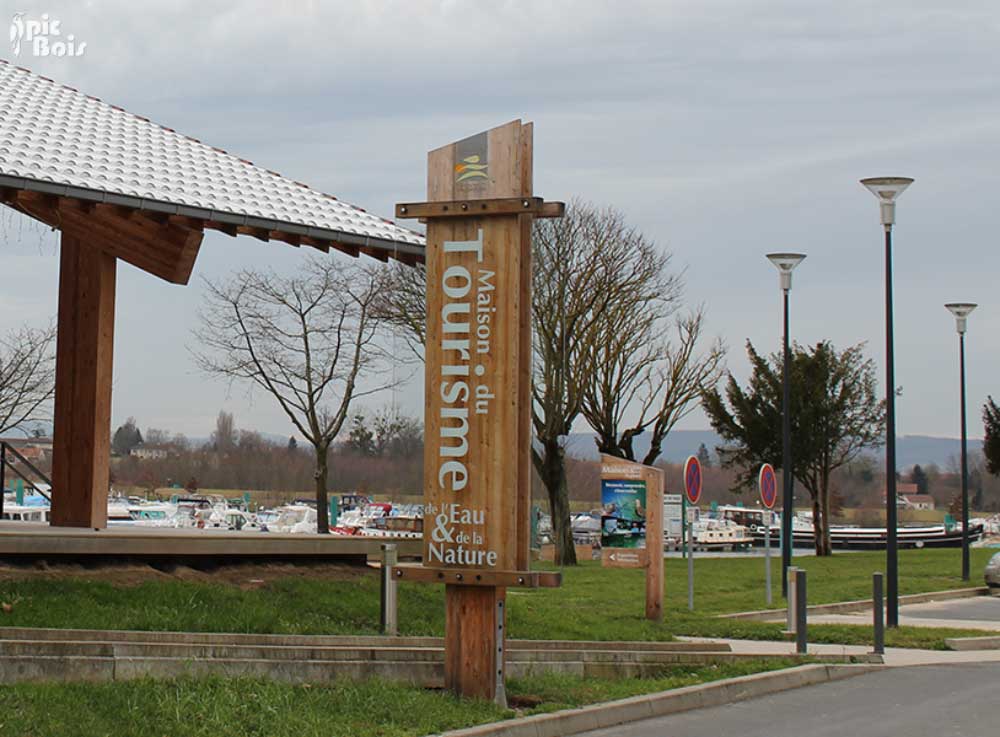 Signalétique touristique - Totem - Maison du Tourisme - Fabrication PIC BOIS