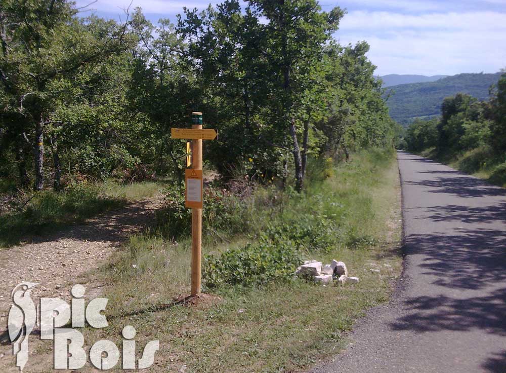 Signalétique touristique - Directionnel sentier - Flèche FFR - Fabrication PIC BOIS