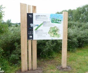 14-ens-caen-panneaux-d-information-en-bois-illustrations-et-decouverte.jpg Signalétique touristique - Panneau d'information - Découverte ENS - Fabrication PIC BOIS