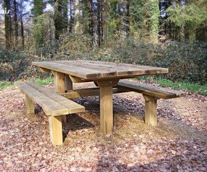22-lanvollon-tables-de-pique-nique-en-foret.jpg Signalétique touristique - Table de pique-nique - En forêt - Fabrication PIC BOIS