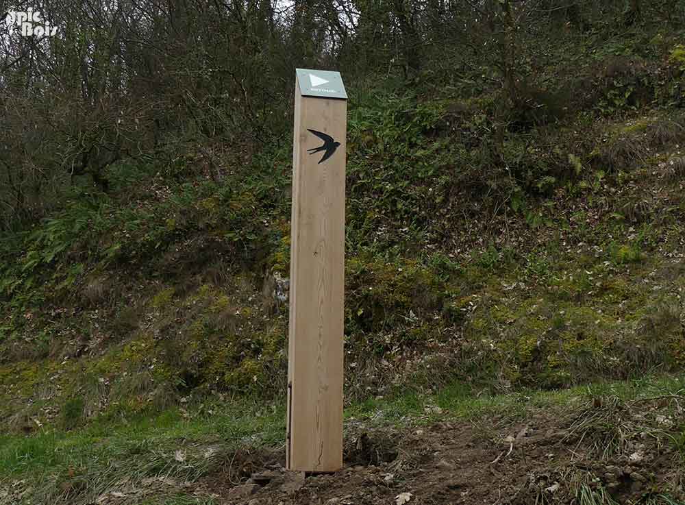 Signalétique touristique - Balisage - Hirondelle gravée - Fabrication PIC BOIS