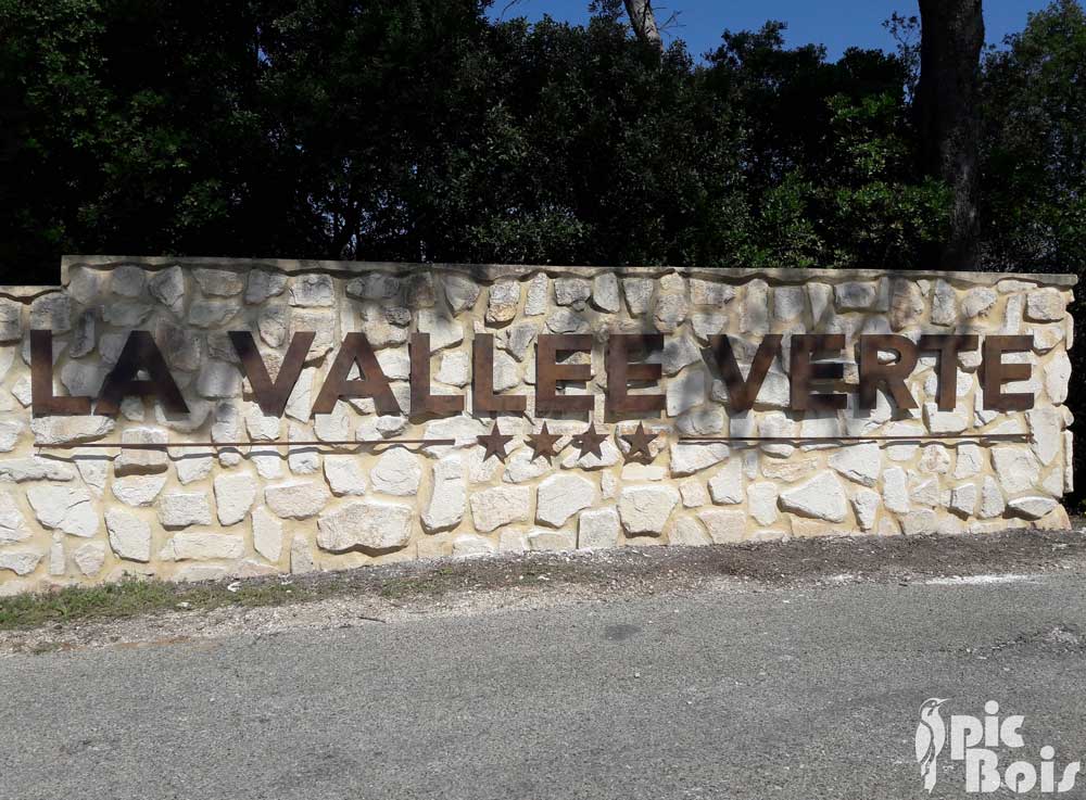 Signalétique touristique - Enseigne murale - Camping 4 étoiles - Fabrication PIC BOIS