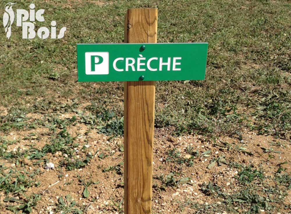 Signalétique touristique - Panneau de circulation - Parking crèche - Fabrication PIC BOIS