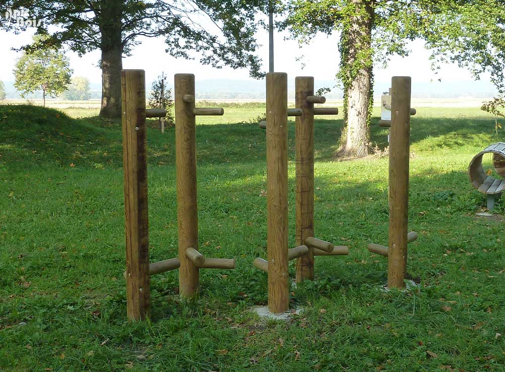 Signalétique touristique - Jeu ludo-sportif - Jeu échasses - Fabrication PIC BOIS