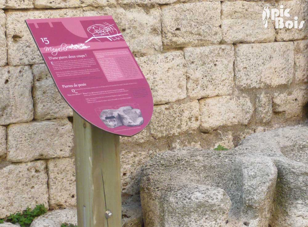 Signalétique touristique - Table de lecture - Pierres du château - Fabrication PIC BOIS