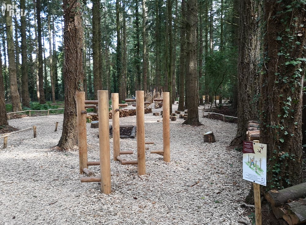 Signalétique touristique - Jeu ludo-sportif - Le jeu des échasses - Fabrication PIC BOIS