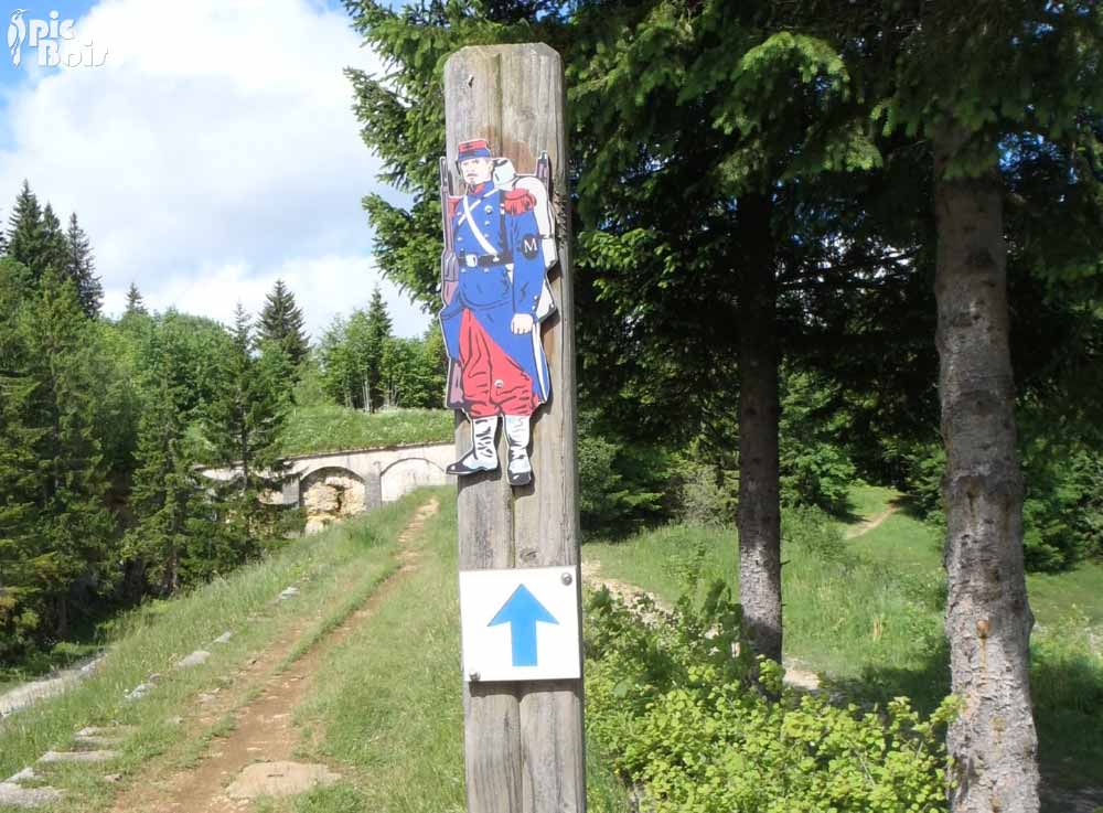 Signalétique touristique - Directionnel sentier - Silhouette - Fabrication PIC BOIS