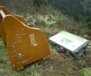 43-le-puy-en-velay-bancs-banc-avec-plan-du-site-grave.jpg Signalétique touristique - Banc - Plan du site gravé - Fabrication PIC BOIS