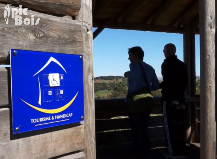 Signalétique touristique - Enseigne murale - Tourisme et handicap - Fabrication PIC BOIS