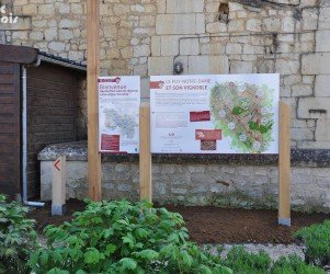 49-puy-notre-dame-panneaux-d-information-en-bois-bienvenue-circuit-du-vignoble.jpg Signalétique touristique - Panneau d'information - Plan vignoble - Fabrication PIC BOIS