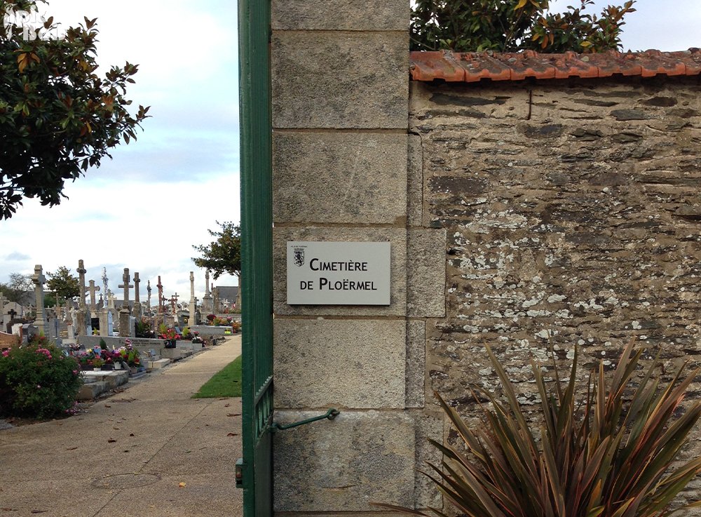 Signalétique touristique - Enseigne murale - Cimetière - Fabrication PIC BOIS