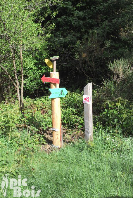 Signalétique touristique - Directionnel sentier - Multicouleurs - Fabrication PIC BOIS