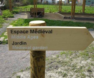 59-villeneuve-d-ascq-fleches-directionnelles-fleche-directionnelle-gravee.jpg Signalétique touristique - Directionnel piéton - Espace médiéval - Fabrication PIC BOIS