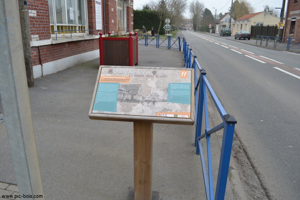 Signalétique touristique - Table de lecture - Présentation auberge - Fabrication PIC BOIS